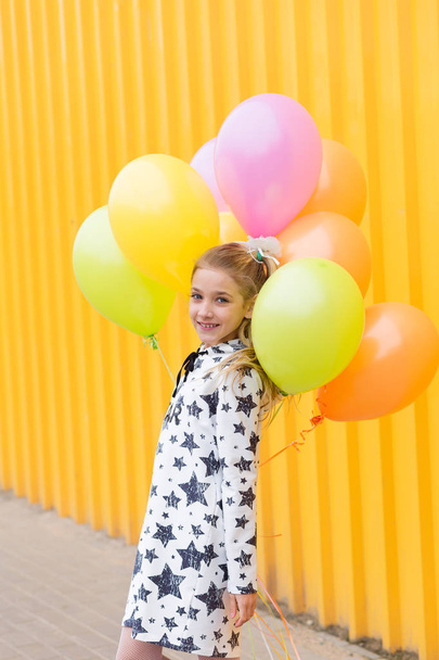 Jel ile güzel bir sarışın kız portre renkli topları bir  - Fotoğraf, Görsel