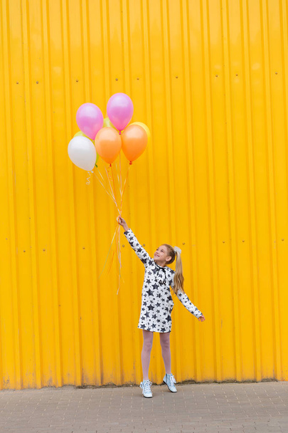 Retrato de una hermosa chica rubia con bolas de color gel en un
  - Foto, Imagen