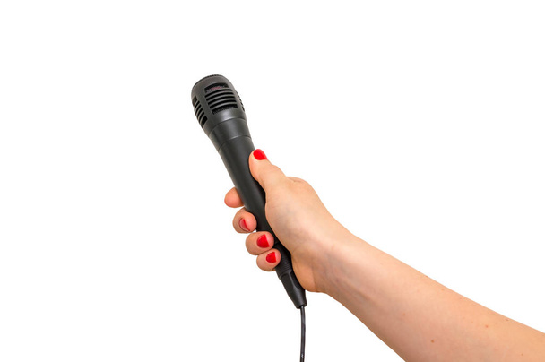Mano de reportero con micrófono negro aislado en blanco
 - Foto, Imagen