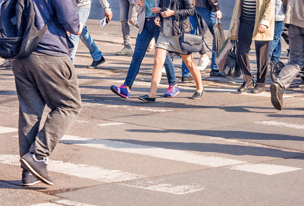 jalat ihmiset menossa kadulla
 - Valokuva, kuva