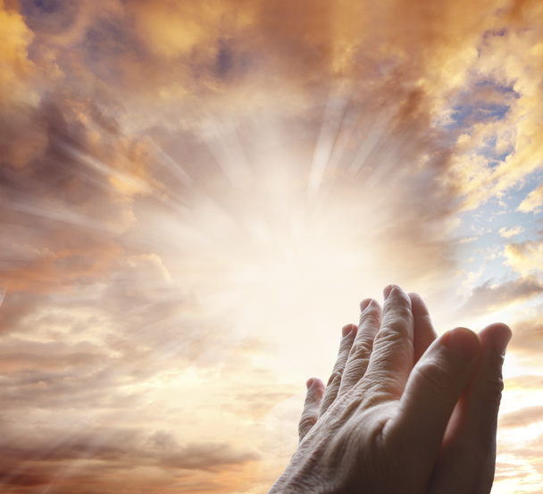 Gebed handen in de lucht - Foto, afbeelding