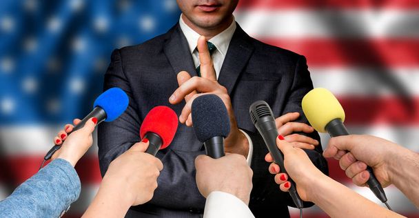 Candidato estadounidense habla con reporteros - concepto de periodismo
 - Foto, Imagen