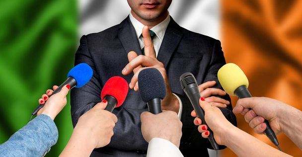 Ír jelölt beszél riporterek - újságírás koncepció - Fotó, kép