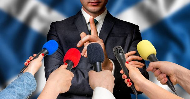 Candidato escocês fala com repórteres - conceito de jornalismo
 - Foto, Imagem