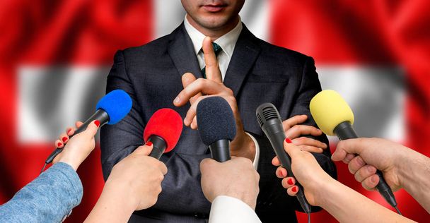 Candidato suizo habla con reporteros - concepto de periodismo
 - Foto, Imagen