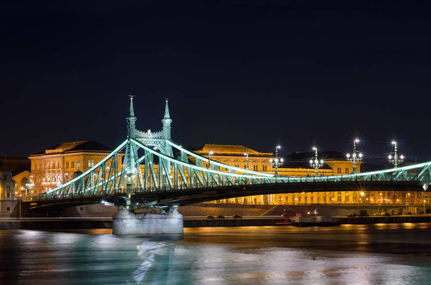 BUDAPEST, HUNGARY - FEBRUARY 22, 2016: Night view of Liberty Bridge - Freedom Bridge in Budapest, Hungary, connects Buda and Pest across the River Danube. - Foto, Bild