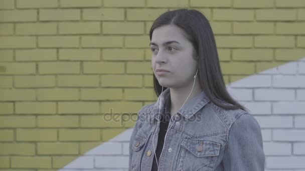 Jonge vrouw luisteren muziek in de stad 4k - Video
