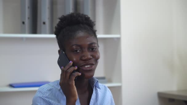 jonge Afrikaanse manager oproep zakenpartner. - Video