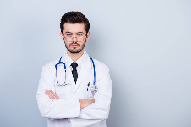 Portret koncentratu poglądach lekarza w biały płaszcz stałego wi - Zdjęcie, obraz