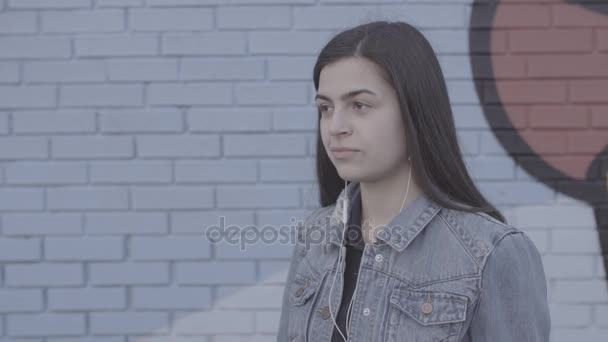 Mladá žena poslech hudby v městě 4k - Záběry, video