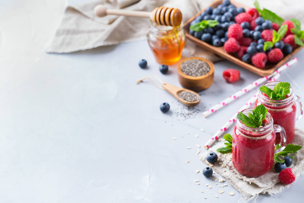 Healthy mixed smoothie for breakfast with berries, blueberry, raspberry - Foto, afbeelding