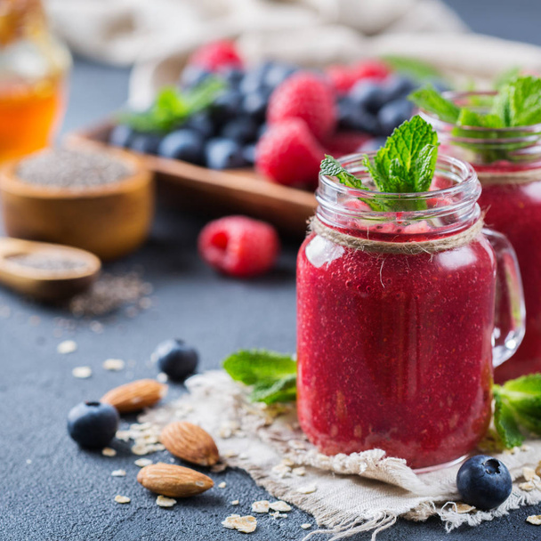 Здоровый смешанный смузи на завтрак с ягодами, черникой, малиной
 - Фото, изображение