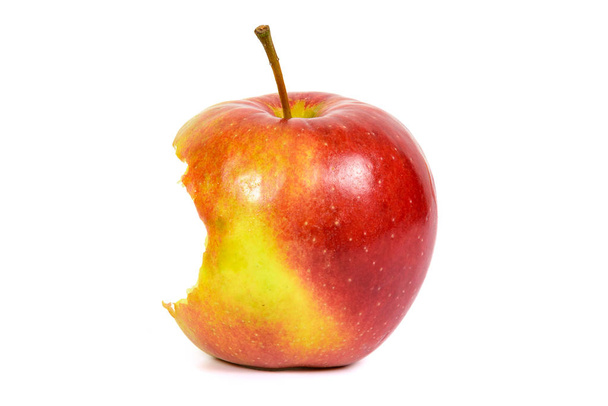Nadgryzione jabłko czerwony na białym tle - Zdjęcie, obraz