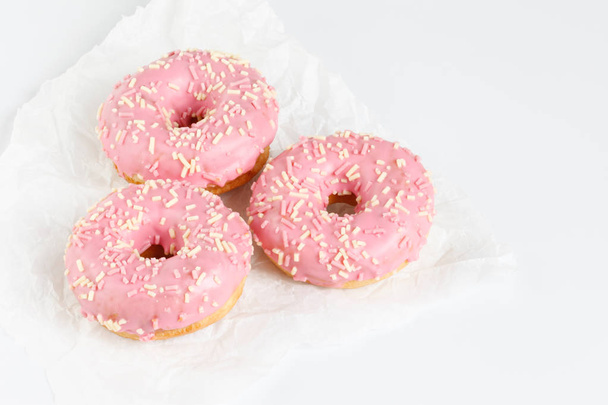 Рожевий пончик на звичайному фоні
 - Фото, зображення
