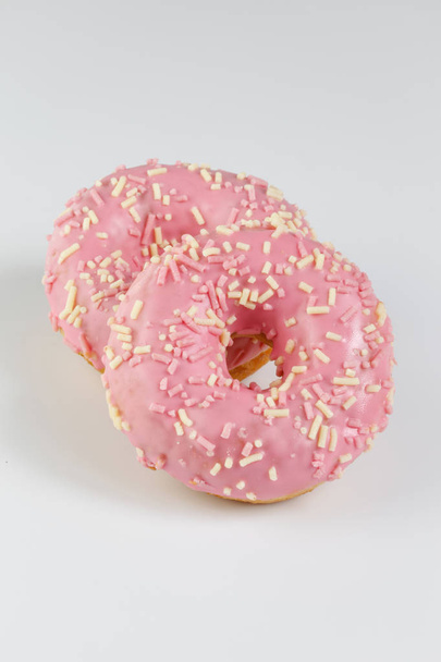 Vaaleanpunainen donitsi tavallisella taustalla
 - Valokuva, kuva