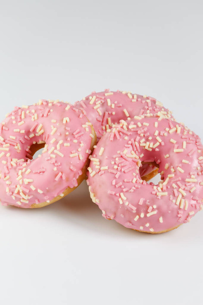 rosa Donut auf schlichtem Hintergrund - Foto, Bild