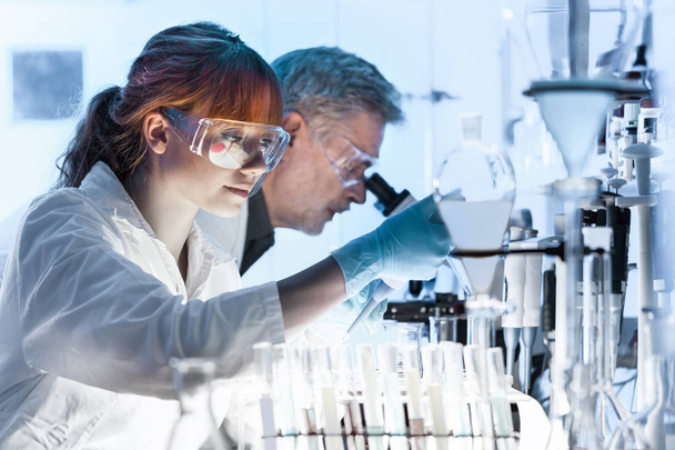 Health care researchers working in scientific laboratory. - Foto, Imagen