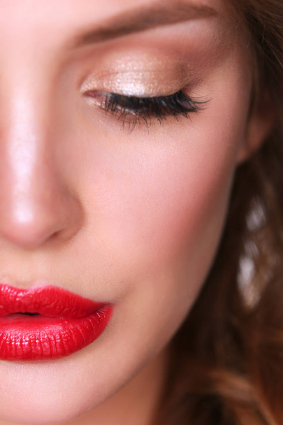 schöne Frauenhaut mit roten Lippen auf weißem Hintergrund - Foto, Bild