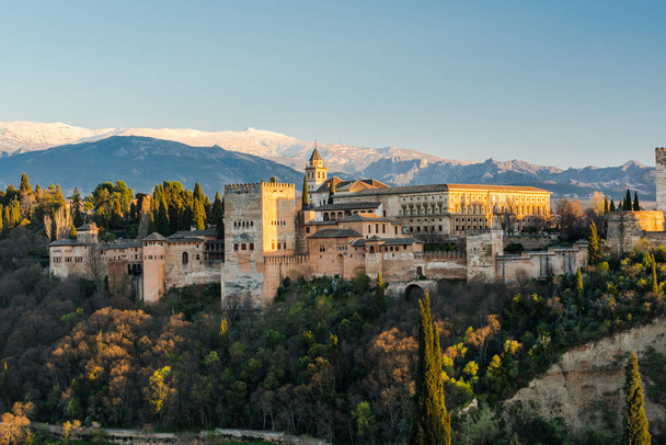 Дворец Альгамбра в Гранаде
 - Фото, изображение