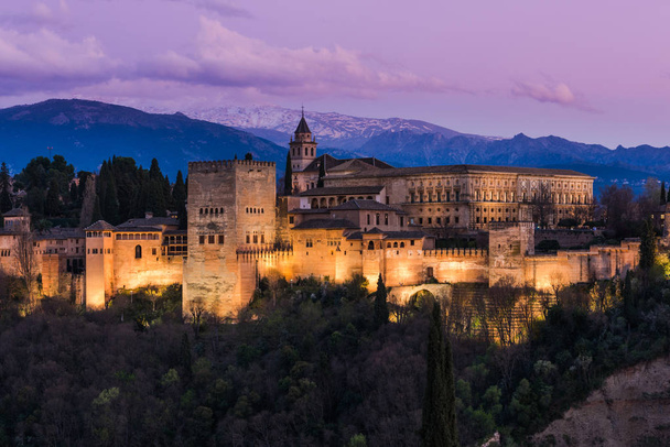 Освещенный арабский дворец Альгамбра в Гранаде, Испания
 - Фото, изображение