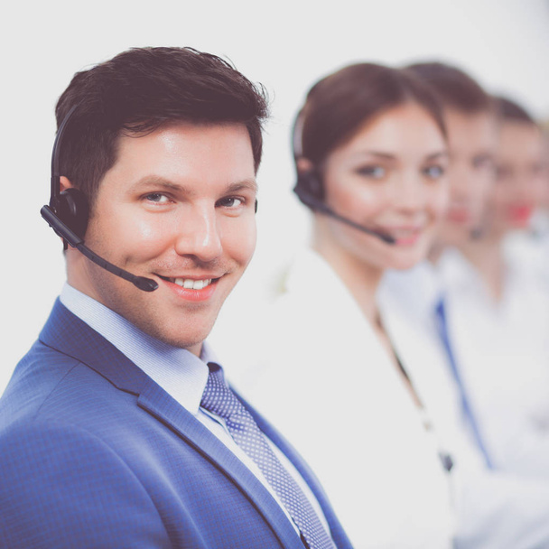 Uśmiechnięci młodzi biznesmeni i koledzy w call center - Zdjęcie, obraz