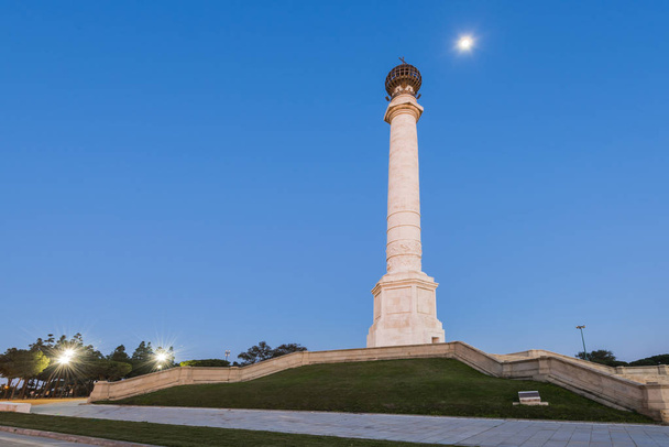 Monumento a los descubridores, Columna del 400 Aniversario, Palos Fro
 - Foto, Imagen