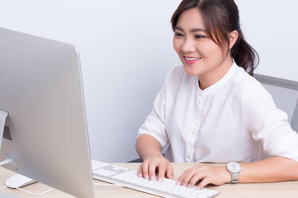 Asiatique femme montrer son sourire au bureau
 - Photo, image