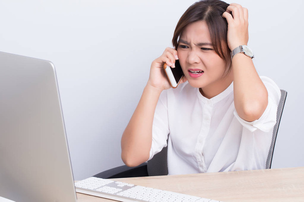 Wütende Frau nutzt Smartphone im Büro - Foto, Bild