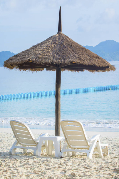 супружеские пары белых стульев на морском пляже
  - Фото, изображение