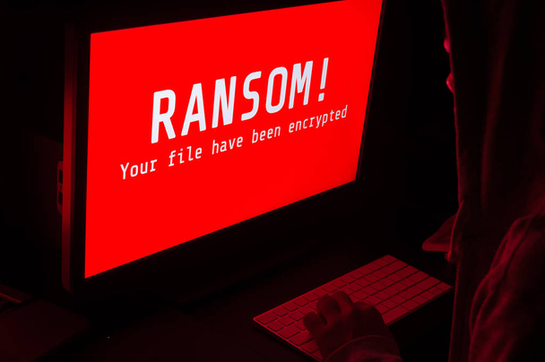 Tela do computador com ataques ransomware alerta em vermelho e um homem k
 - Foto, Imagem
