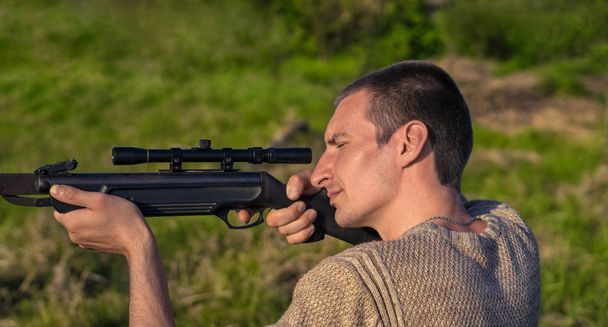 Muž bere zaměřit na cíl sniper puškou. Selektivní fokus - Fotografie, Obrázek