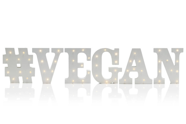 beleuchtete Zierbuchstaben # vegan über weißem Backgr - Foto, Bild