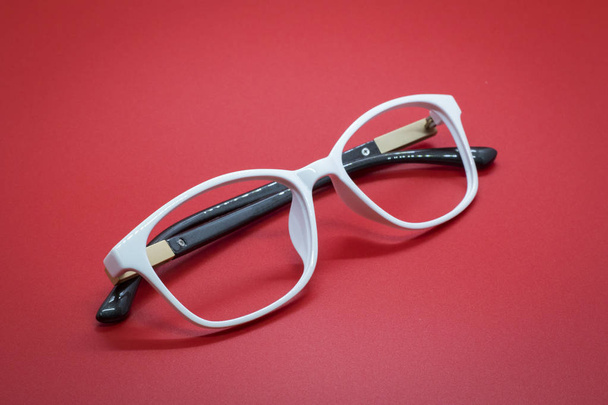 Modern divatos szemüvegek piros háttér, szemüveg - Fotó, kép