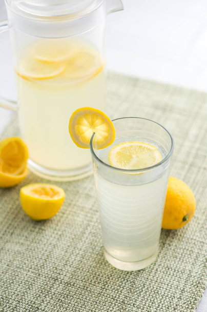 Vista vertical de limonada fresca
. - Foto, Imagen
