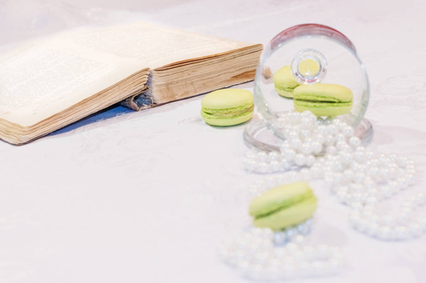 Belle composition avec dessert français à côté d'une perle de perles
 - Photo, image