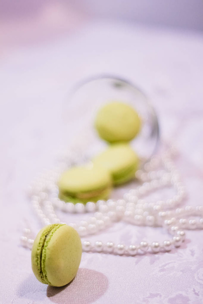 Macarrones de postre junto a perlas borrosas
 - Foto, Imagen