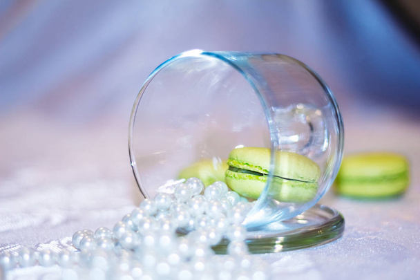 Macarrones en un frasco de vidrio con perlas
 - Foto, Imagen