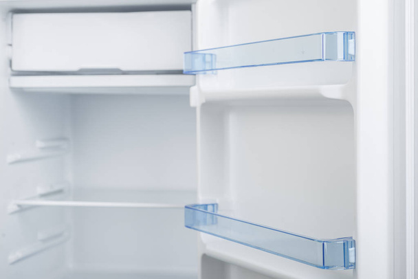Beyaz arka plan üzerinde izole beyaz buzdolabı - Fotoğraf, Görsel