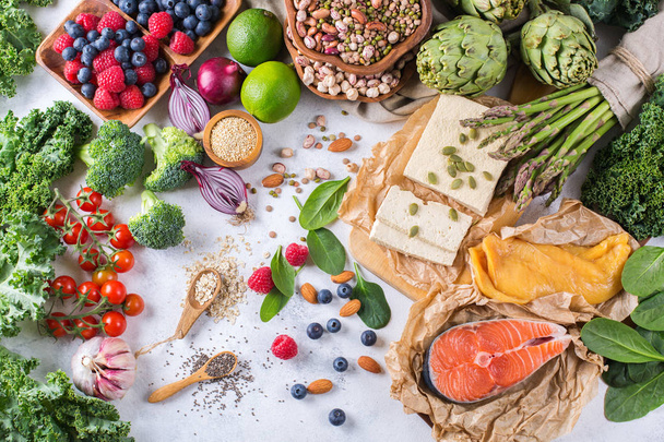 Selezione assortimento di alimenti sani ed equilibrati per il cuore, dieta
 - Foto, immagini