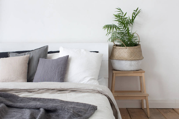 Schlafzimmer Innenbett und Nachttisch mit Pflanze - Foto, Bild