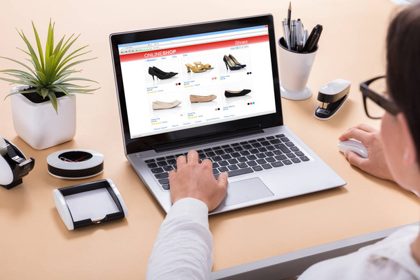 Businesswoman Doing Online Shopping - Foto, immagini