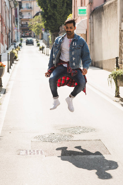 Handsome man jumping in an urban context - Foto, Bild