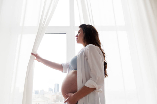 felice donna incinta con grande pancia a casa
 - Foto, immagini