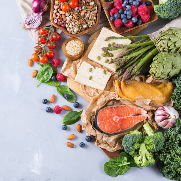 Вибір асортименту здорової збалансованої їжі для серця, дієти
 - Фото, зображення