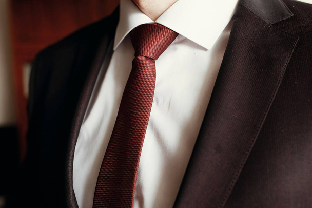 stylish groom in brown suit - Fotografie, Obrázek