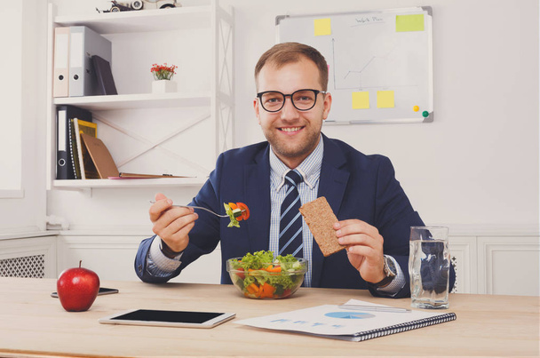 Man has healthy business lunch in modern office interior - Zdjęcie, obraz