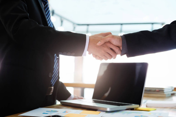 Успешные бизнесмены пожимают друг другу руки после хорошей сделки
. - Фото, изображение