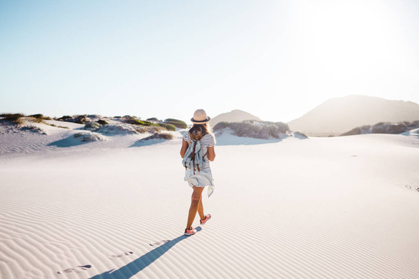 Mujer joven explorando la playa de arena
 - Foto, Imagen
