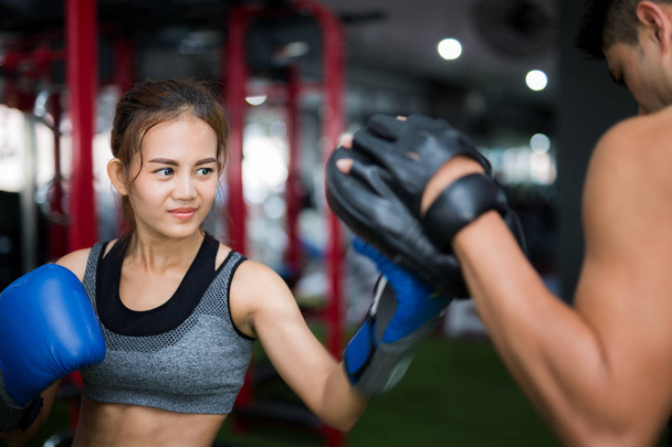 Ttaining mujer para el boxeo de fitness
 - Foto, imagen