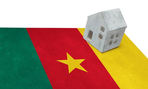 Piccola casa su una bandiera - Camerun
 - Foto, immagini